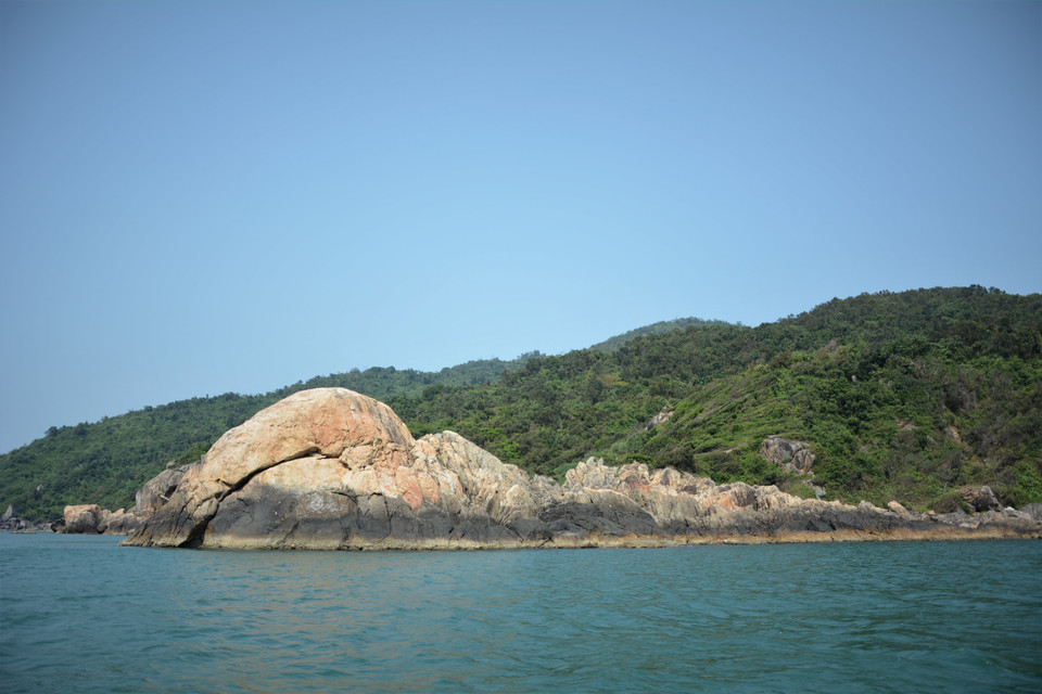 La playa rocosa, que se adentra en el mar como un brazo gigante, realza la belleza salvaje e imponente del lugar, haciendo imposible que los visitantes aparten la mirada de la majestuosidad de la naturaleza. (Foto: VNA)
