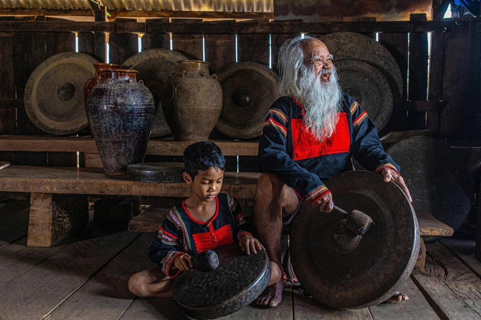 Los ancianos Ede transmiten el sonido de los gongs a la siguiente generación: el sonido que une la tradición con el futuro. Foto: VNA