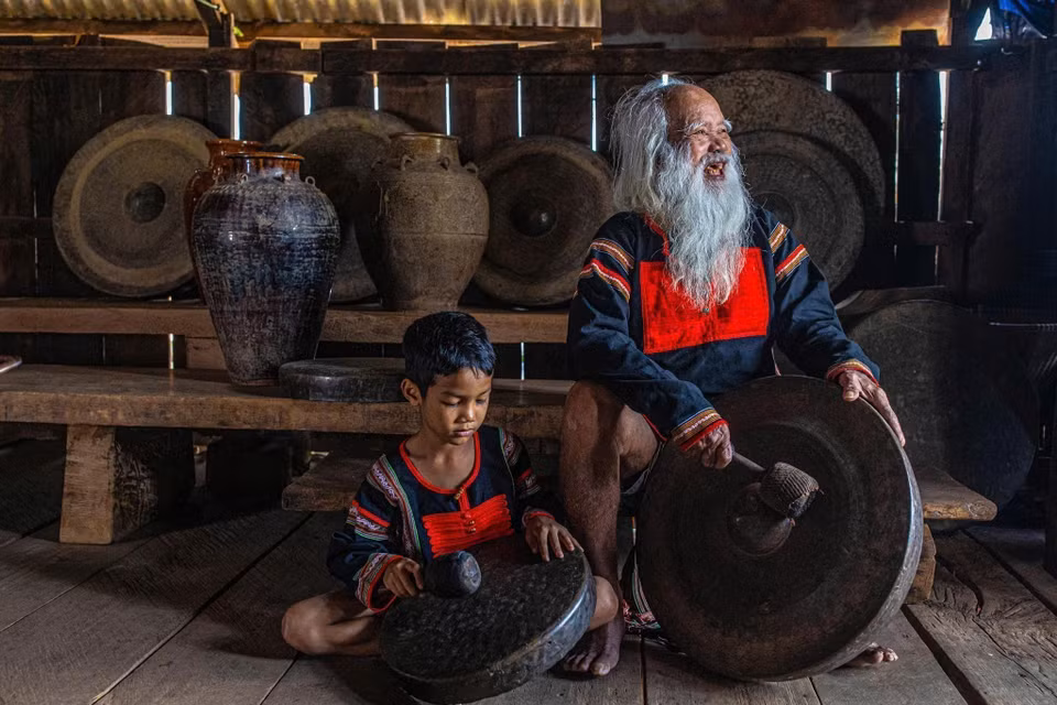 Los ancianos Ede transmiten el sonido de los gongs a la siguiente generación: el sonido que une la tradición con el futuro. Foto: VNA