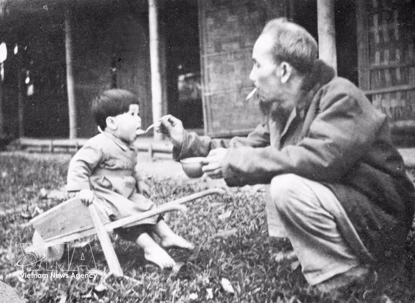El Presidente Ho Chi Minh amaba profundamente a los niños. A pesar de su apretada agenda, siempre mostró interés por los jóvenes, la generación futura del país. En la foto: el Tío Ho visitó un orfanato en la región de Viet Bac y alimentó personalmente a un niño (1950). Foto: Archivos de VNA