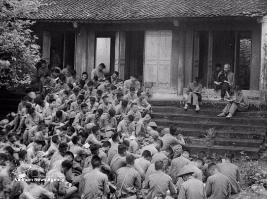 El 19 de septiembre de 1954, en el patio del Templo Gieng, situado en el monte Nghia Linh, comuna de Hy Cuong, distrito de Lam Thao, provincia de Phu Tho, el Presidente Ho Chi Minh se dirigió a los soldados del Ejército de Vanguardia antes de que su unidad avanzara para liberar la capital, pronunciando unas palabras memorables: “Los Reyes Hung tuvieron el mérito de fundar la nación; nosotros, juntos, debemos conservarla”.Foto: Archivos de VNA