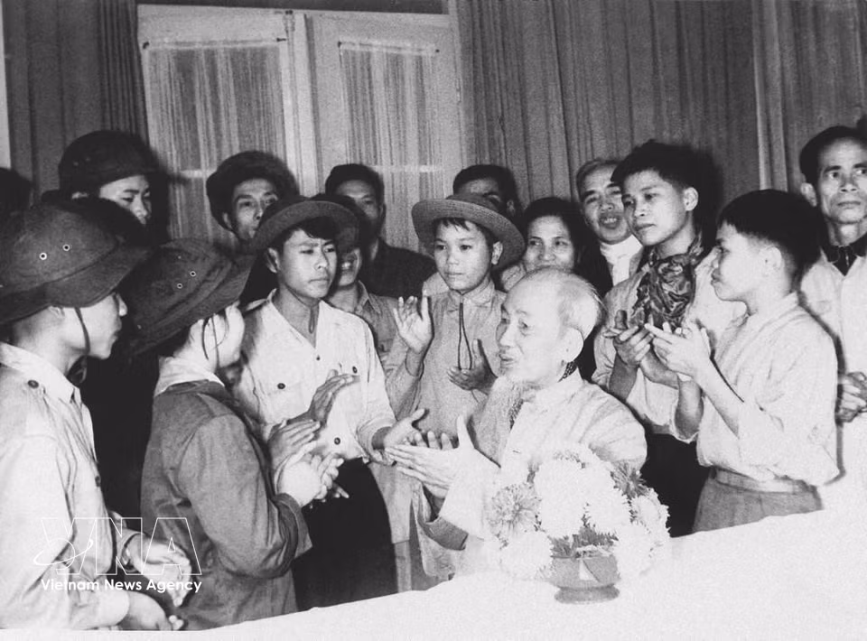 En febrero de 1969, el Presidente Ho Chi Minh recibió a los jóvenes héroes del Sur que visitaban el Norte. Foto: Archivos de VNA