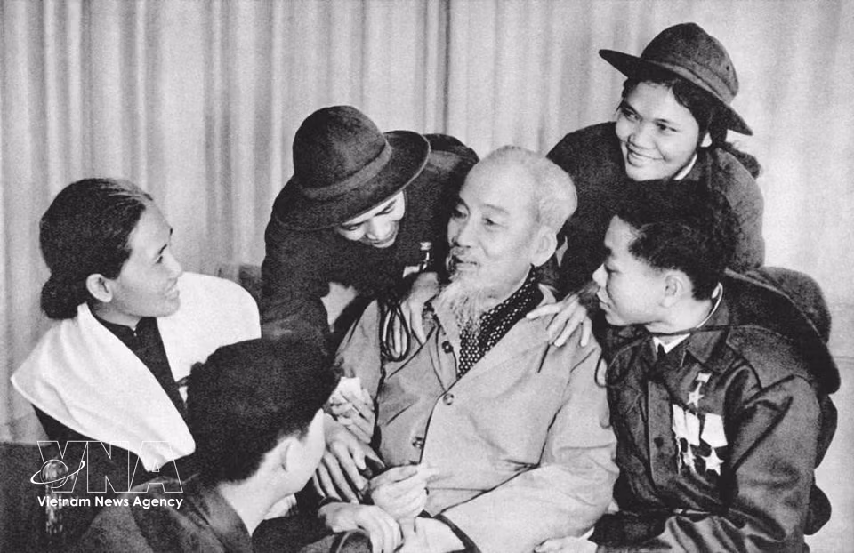 El Presidente Ho Chi Minh con héroes y valientes soldados del Sur que visitaban el Norte (28 de febrero de 1969). Foto: Archivos de VNA