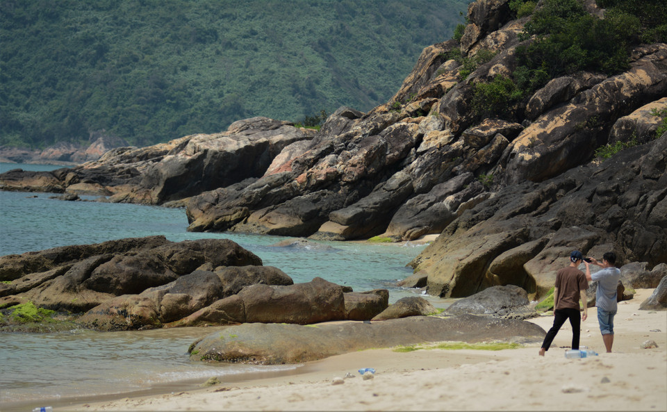 La isla de Son Cha cuenta con una extensa y majestuosa playa rocosa de una gran belleza. (Foto: VNA)