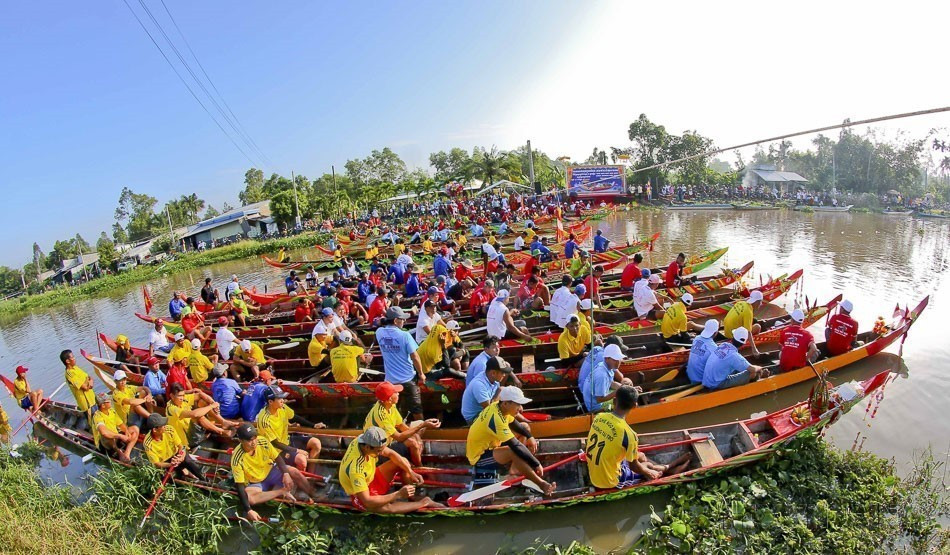 El festival de regatas de barcos Ngo del pueblo jemer ha sido reconocido como Patrimonio Cultural Inmaterial Nacional. En la foto: Una mini competencia de regatas de barcos Ngo en pagodas jemeres de la provincia de Hau Giang (10 de noviembre de 2024). Foto: VNA