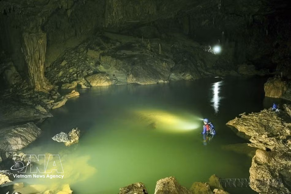 Los turistas disfrutan de un recorrido por el río subterráneo o nadan para adentrarse en el lago Xuyen Son, en el Parque Nacional Phong Nha-Ke Bang. Foto: VNA