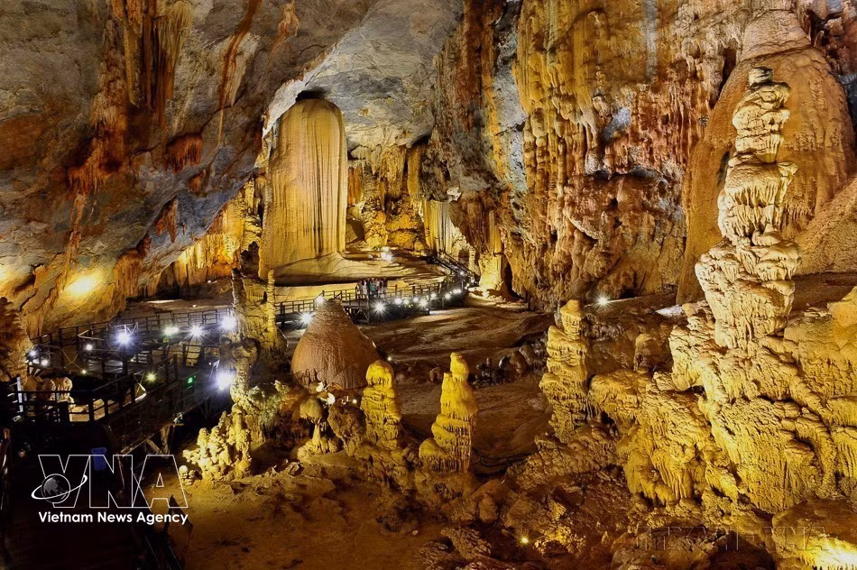 La Cueva del Paraíso se encuentra en el corazón de la montaña de piedra caliza del Parque Nacional Phong Nha-Ke Bang, Patrimonio Natural de la Humanidad, considerado una de las maravillas más magníficas y místicas del mundo. Foto: VNA