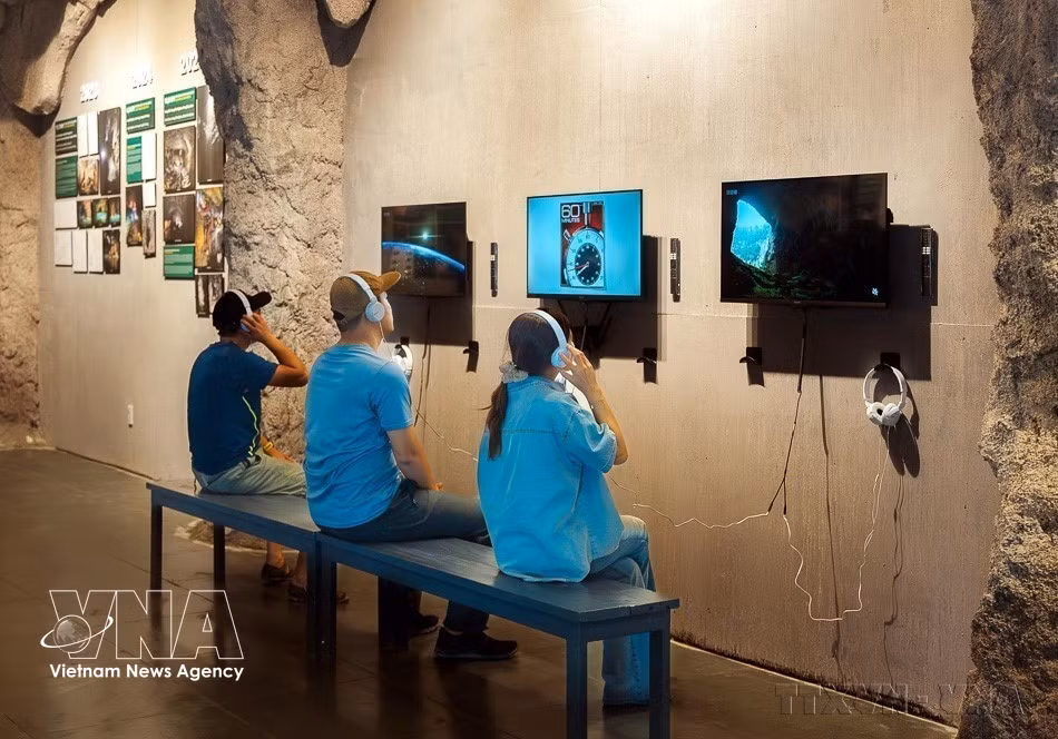 La empresa Oxalis (Parque Nacional Phong Nha – Ke Bang) puso en funcionamiento el Centro de Información para la Exploración de las Cuevas de Phong Nha y la experiencia Son Doong con tecnología de realidad virtual (RV 5D). Foto: VNA