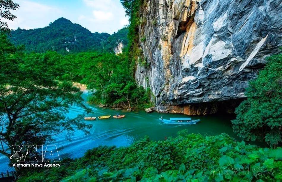 El paisaje fuera de la entrada de las cuevas de Phong Nha es hermoso. Foto: VNA