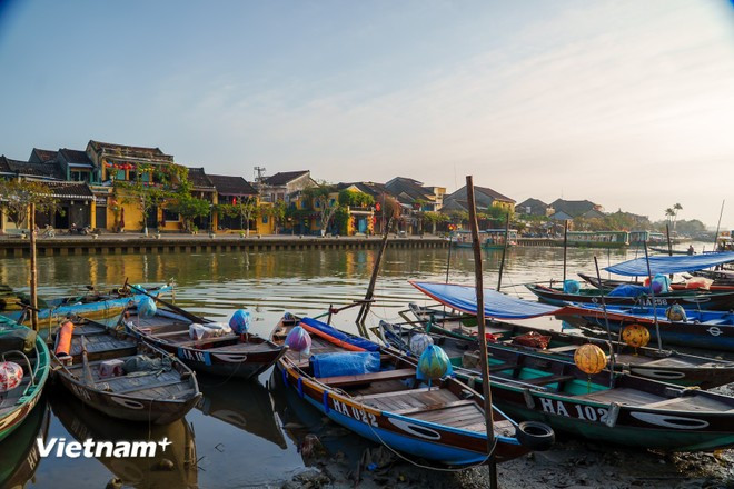 El muelle descansa, con los barcos apoyados unos contra otros, esperando a los primeros pasajeros del día. (Foto: Vietnam+)
