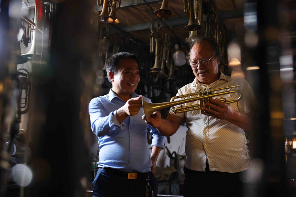 La familia de Nguyen Van Cuong tiene una tradición de reparar trompetas. Su padre, Nguyen Van Bien, fue una de las primeras personas en hacer este trabajo en la década de 1950. (Foto: VNA)