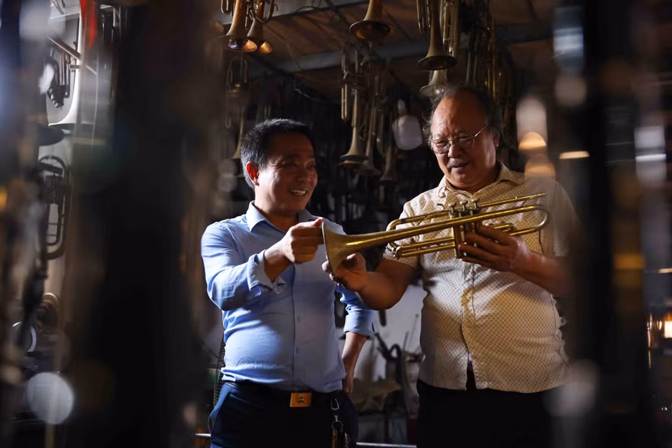 La familia de Nguyen Van Cuong tiene una tradición de reparar trompetas. Su padre, Nguyen Van Bien, fue una de las primeras personas en hacer este trabajo en la década de 1950. (Foto: VNA)