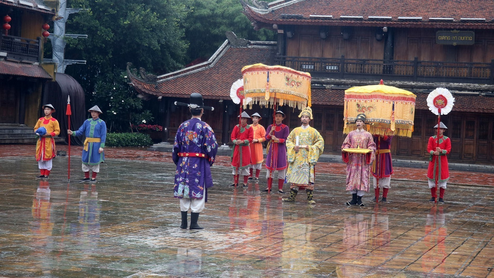 Recreación de la ceremonia "El Rey otorga gracia a los que recién aproban del examen feudal" en la isla de Phu Quoc. (Foto: VNA)