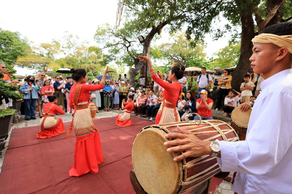 La torre Ponagar, provincia central de Khanh Hoa, atrae a los turistas con sus tradicionales danzas Cham. (Foto: VNA)
