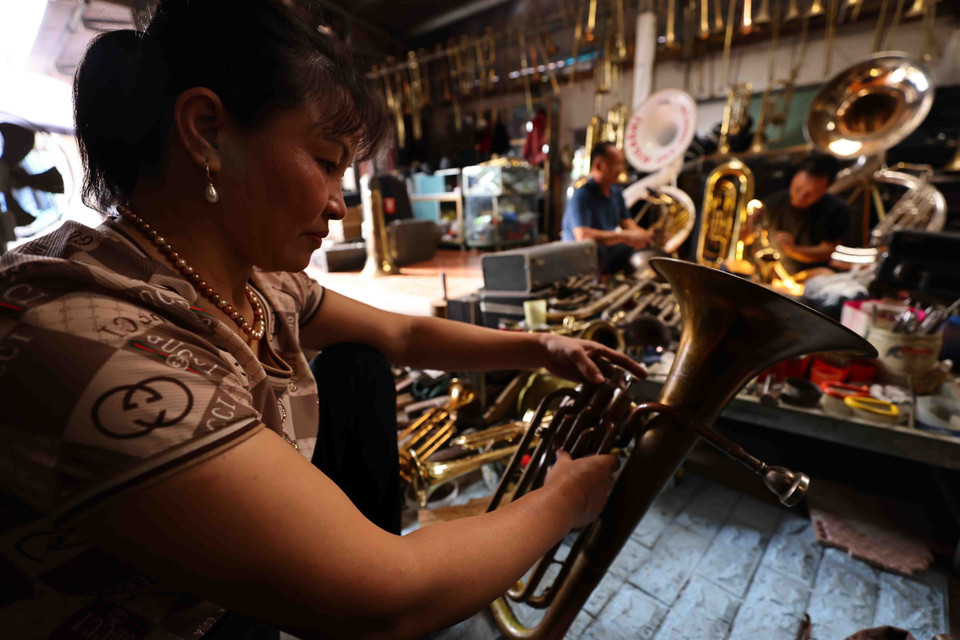La gente local aprende a reparar trompetas por sí misma, transmite experiencias y luego hace trompetas de bronce, formando gradualmente la profesión de fabricar este instrumento en la aldea de Pham Phao. (Foto: VNA)