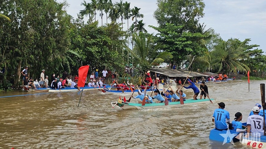 Cada equipo de botes está compuesto por 8 nadadores, compitiendo ferozmente. Foto: VNA