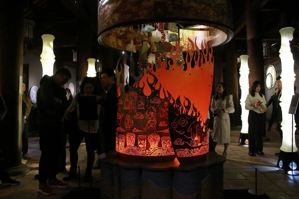 "El color del tiempo" es una obra de lámparas y mica, materiales sintéticos, con forma de llama, es decir, este es el origen. (Foto: Vietnam+)