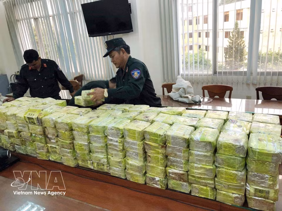 En la región sur, especialmente en Ciudad Ho Chi Minh, los delitos relacionados con las drogas que involucran a extranjeros son particularmente complejos, convirtiéndose en un foco de narcotráfico en Vietnam. En la foto: El 20 de marzo de 2019, en Ciudad Ho Chi Minh, el Ministerio de Seguridad Pública, en coordinación con la Guardia Fronteriza y la Dirección General de Aduanas, arrestó a 11 sospechosos e incautó 300 kg de metanfetamina sintética (cristal) en una red de narcotráfico que involucraba a ciudadanos chinos y laosianos que colaboraban con ciudadanos vietnamitas para introducir drogas de contrabando en Vietnam para su consumo. Esta es la mayor incautación de drogas hasta la fecha. Foto: VNA