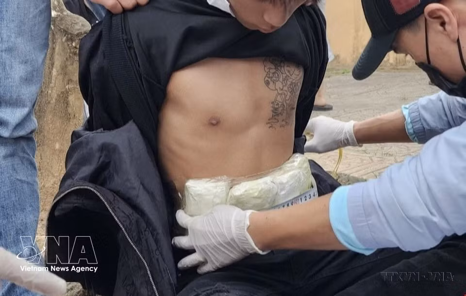 La policía provincial de Quang Tri detuvo a dos sospechosos que ocultaban cerca de 12 mil pastillas presuntamente de metanfetamina sintética (2024). Foto: VNA
