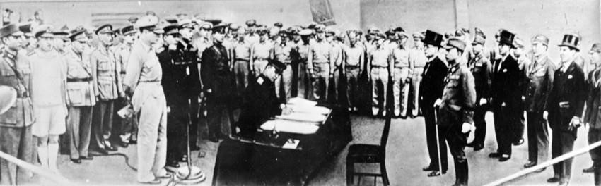 El 2 de septiembre de 1945, en el acorazado USS Missouri de la Armada de Estados Unidos, el ministro de Asuntos Exteriores japonés, Mamoru Shigemitsu, firmó un documento en el que aceptaba la rendición incondicional a la Unión Soviética y los Aliados, poniendo fin oficialmente a la Segunda Guerra Mundial. Foto: Documentos Internacionales/VNA