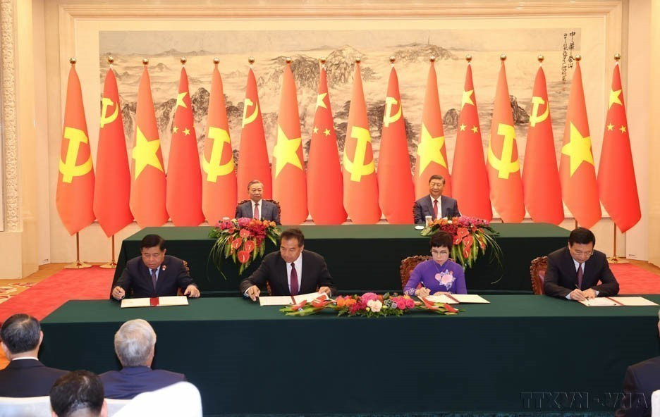 El secretario general del Partido Comunista de Vietnam y presidente del país, To Lam, y su homólogo chino Xi Jinping presenciaron la ceremonia de firma del Acuerdo de Cooperación Profesional entre la Agencia Vietnamita de Noticias y la Agencia de Noticias Xinhua (derecha) y un memorando de entendimiento sobre la promoción de la cooperación para el desarrollo proyectos en los campos social y civil entre el Ministerio de Planificación e Inversión de Vietnam y la Administración General de Cooperación Internacional para el Desarrollo de China (izquierda) en el Gran Salón del Pueblo en Beijing (19 de agosto de 2024). Foto: VNA