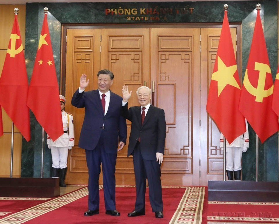 El 12 de diciembre de 2023, en la sede del Comité Central del Partido Comunista de Vietnam, el secretario general Nguyen Phu Trong sostuvo conversaciones con el secretario general y presidente de China Xi Jinping en visita de Estado al país del sudeste asiático. (12 de diciembre de 2023). Foto: VNA