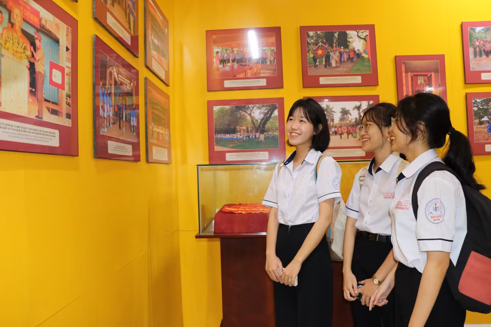 Estudiantes visitan y aprenden sobre imágenes y artefactos en la Casa de Exposiciones, ubicada en los terrenos del Templo de Ho Chi Minh. Foto: VNA