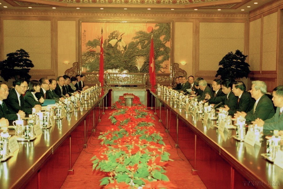 En diciembre de 2000, Vietnam y China firmaron la "Declaración Conjunta sobre Cooperación Integral en el nuevo siglo", en la que se esbozaron medidas específicas para desarrollar las relaciones bilaterales en todos los ámbitos. En la foto: el presidente chino, Jiang Zemin, mantuvo conversaciones con el presidente vietnamina, Tran Duc Luong, durante su visita oficial a China (Beijing, 25 de diciembre de 2000). Foto: VNA