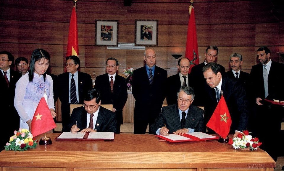 El primer ministro marroquí, Driss Jettou, y su homólogo vietnamita, Phan Van Khai, presenciaron la firma del Acuerdo de Cooperación Económica, Cultural, Científica y Técnica entre ambos países por parte del viceministro vietnamita de Relaciones Exteriores, Nguyen Phu Binh, y el ministro marroquí de Asuntos Exteriores, Mohamed Benaissa. Foto: VNA