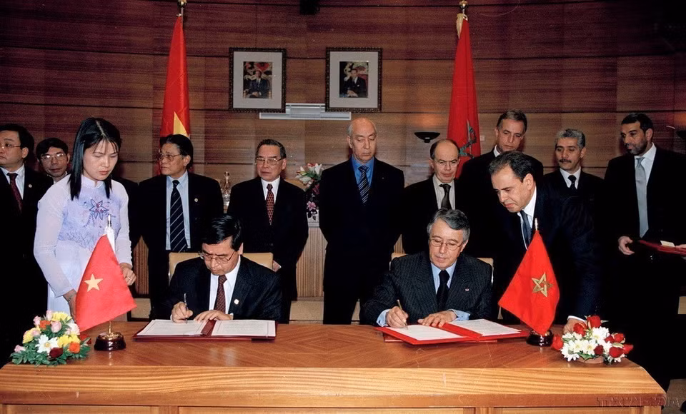 El primer ministro marroquí, Driss Jettou, y su homólogo vietnamita, Phan Van Khai, presenciaron la firma del Acuerdo de Cooperación Económica, Cultural, Científica y Técnica entre ambos países por parte del viceministro vietnamita de Relaciones Exteriores, Nguyen Phu Binh, y el ministro marroquí de Asuntos Exteriores, Mohamed Benaissa. Foto: VNA