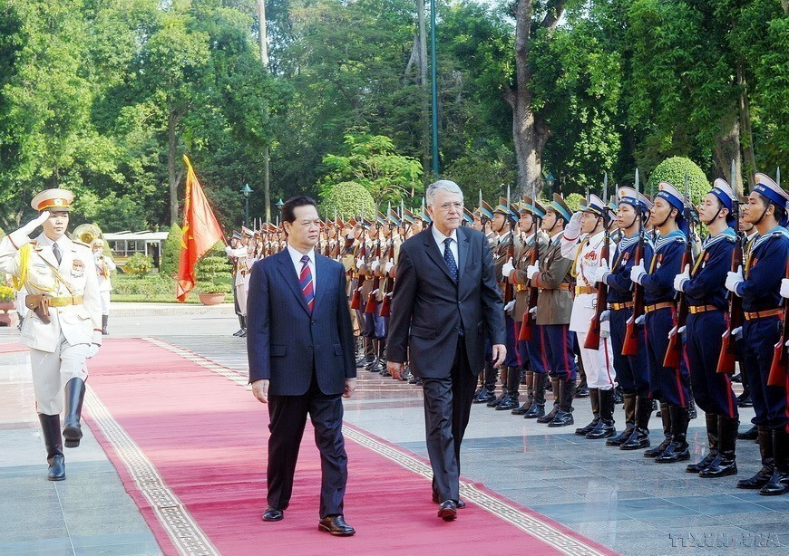 El primer ministro Nguyen Tan Dung y su homólogo marroquí, Abbas El Fassi, pasaron revista a la guardia de honor en la ceremonia oficial de bienvenida (Hanoi, 24 de noviembre de 2008). Foto: VNA