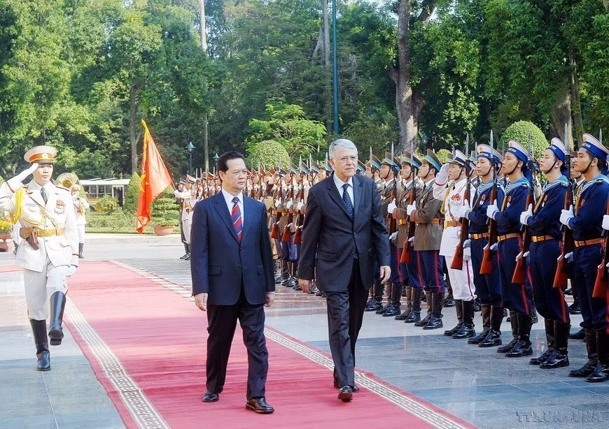 El primer ministro Nguyen Tan Dung y su homólogo marroquí, Abbas El Fassi, pasaron revista a la guardia de honor en la ceremonia oficial de bienvenida (Hanoi, 24 de noviembre de 2008). Foto: VNA