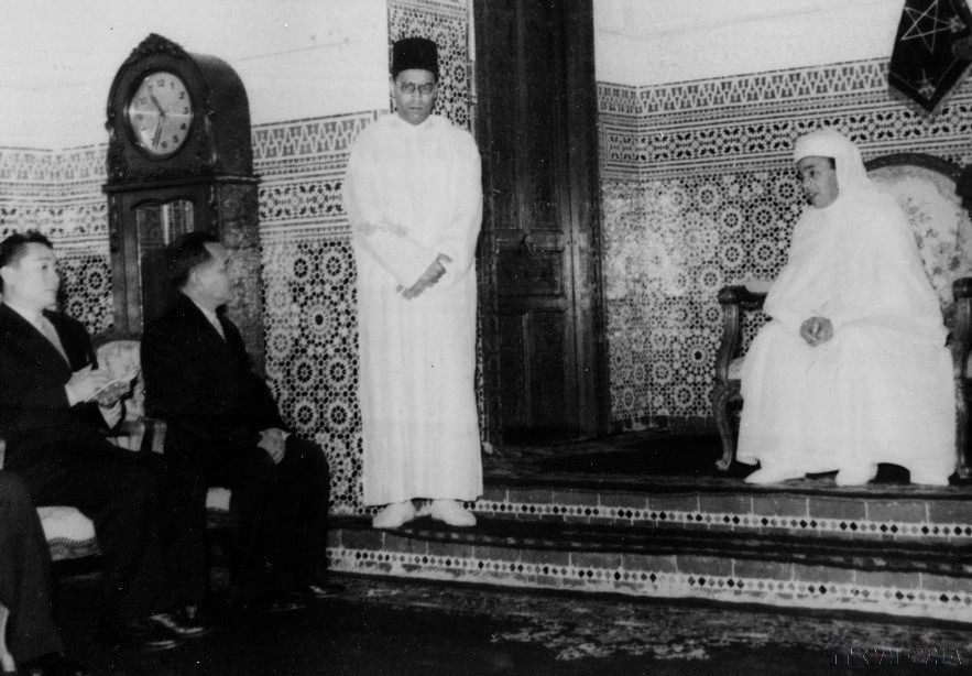 El rey Hassan II de Marruecos recibe a una delegación gubernamental de la República Democrática de Vietnam, encabezada por el ministro de Relaciones Exteriores, Ung Van Khiem. (Rabat, 24 de marzo de 1961). Foto: VNA
