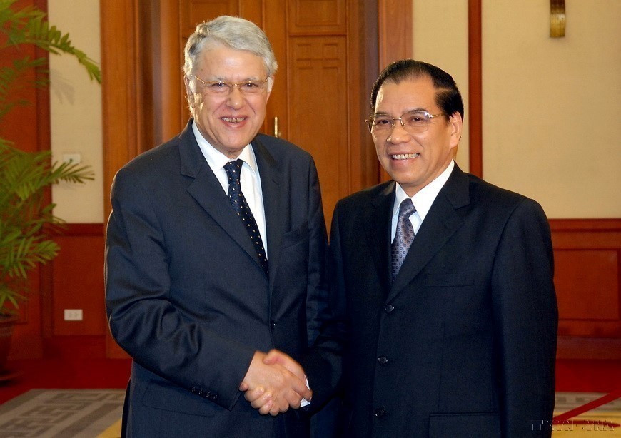 El secretario general del Partido Comunista de Vietnam, Nong Duc Manh, recibió al primer ministro marroquí, Abbas El Fassi, durante su visita oficial a Vietnam (Hanoi, 24 de noviembre de 2008). Foto: VNA