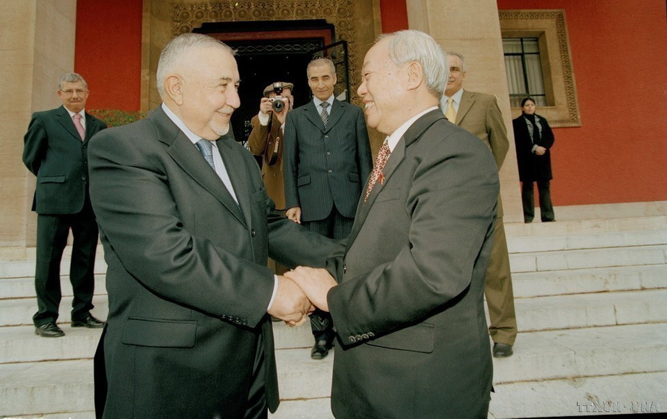 El presidente de la Cámara de Representantes marroquí, Abdelwahed Radi, recibió al titular de la Asamblea Nacional de Vietnam, Nguyen Van An, durante su visita oficial a Marruecos (Rabat, 22 de diciembre de 2005). Foto: VNA