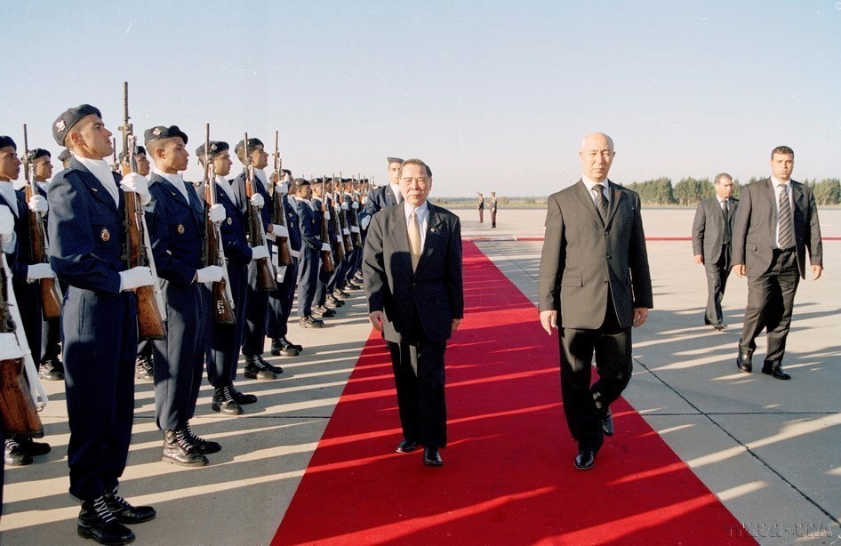 El primer ministro marroquí, Driss Jettou, y su homólogo vietnamita, Phan Van Khai, pasaron revista a la guardia de honor durante su visita oficial a Marruecos el 17 de noviembre de 2004. Foto: VNA
