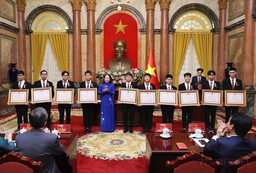La vicepresidenta de Vietnam, Vo Thi Anh Xuan, se reunió con estudiantes que ganaron medallas en los Juegos Olímpicos de Ciencias y Tecnología internacionales, entregándoles la Orden al Trabajo (Hanoi, 28 de diciembre de 2024). Foto: VNA