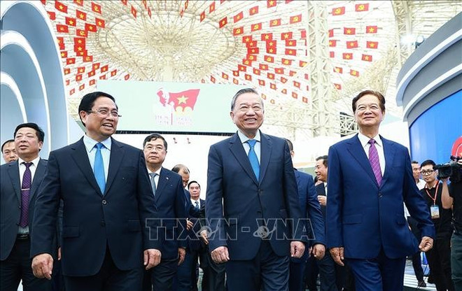 El secretario general del Partido Comunista de Vietnam, To Lam y el primer rministro Pham Minh Chinh visitan la exposición de los logros del país en el Centro de Exposiciones de Vietnam. Foto: Duong Giang/VNA trien-lam-19825-10.jpg