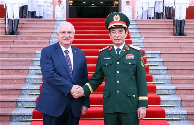 El ministro de Defensa de Vietnam, general Phan Van Giang, y su homólogo de Turquía, Yasar Guler. (Foto: VNA) vna-potal-bo-truong-bo-quoc-phong-tho-nhi-ky-tham-chinh-thuc-viet-nam-8268716.jpg