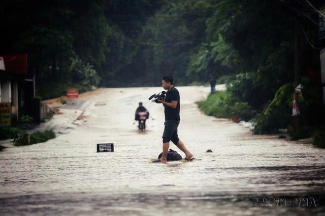 El ciclo 3 (septiembre de 2024) ha afectado gravemente las provincias del norte. Reporteros de la VNA han arriesgado sus vidas para estar presentes en los puntos críticos y proporcionar de manera oportuna información y fotos. Foto: VNA vna-potal-100-nam-bao-chi-cach-mang-viet-nam-khang-dinh-vai-tro-vi-the-cua-dong-chay-thong-tin-chinh-thong-chu-dao-8098054.jpg