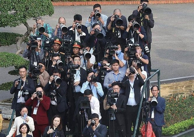 Periodistas nacionales e internacionales trabajan en la ceremonia de bienvenida al secretario general del Partido Comunista y presidente de China, Xi Jinping, en el Palacio Presidencial, diciembre de 2023. Foto: VNA vna-potal-100-nam-bao-chi-cach-mang-viet-nam-khang-dinh-vai-tro-vi-the-cua-dong-chay-thong-tin-chinh-thong-chu-dao-8098036.jpg