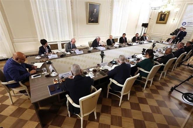 La reunión entre el presidente ruso, Vladímir Putin, y los jefes de agencias de noticias de la OANA y representantes de los medios de comunicación del mundo. (Foto: VNA) vna-potal-tong-thong-lien-bang-nga-vladimir-putin-tra-loi-phong-van-tong-giam-doc-8101334.jpg