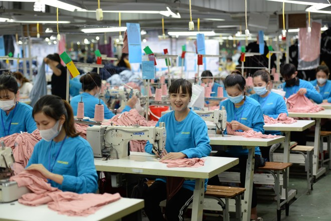 Las empresas textiles y de confección cumplen con los estándares del mercado para impulsar las exportaciones. (Foto: Duc Duy/Vietnam+) h20.jpg