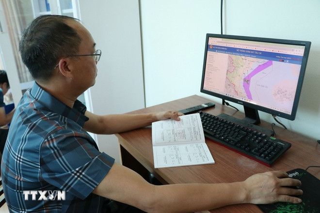 Verificación de los datos de los barcos pesqueros en el sistema de monitoreo. (Foto: VNA) iuu-ninh-binh-4.jpg