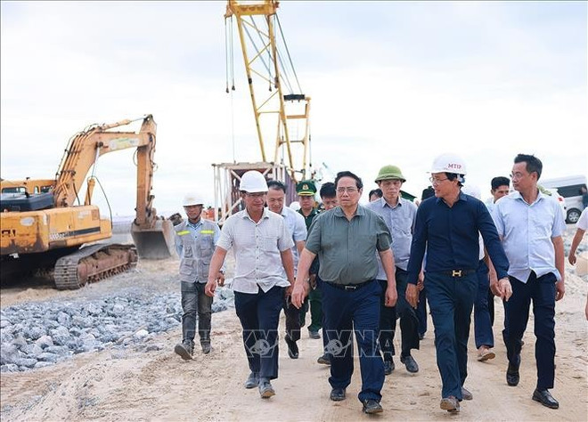 El primer ministro Pham Minh Chinh inspecciona importantes proyectos de infraestructura en la provincia de Quang Tri. (Foto: VNA) uuid38c5874d-e021-490f-8624-2ae2ff40eedecode001library1type1mode1loctruecaptrue.jpg