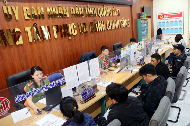 Resolver rápidamente los trámites administrativos en el Centro de Servicios de la Administración Pública de la provincia de Quang Binh es una forma de ahorrar. Foto: Ta Chuyen - VNA vna-potal-quang-binh-giai-quyet-nhanh-cac-thu-tuc-hanh-chinh-cua-nguoi-dan-doanh-nghiep-7952165.jpg