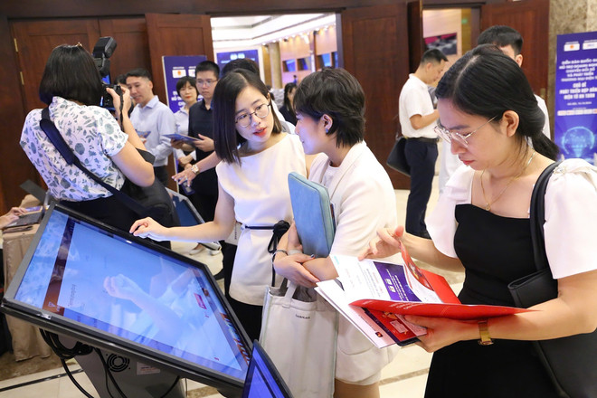 La transformación digital y el desarrollo del comercio electrónico son formas efectivas de ahorrar dinero. Foto: Ha Anh - VNA vna-potal-10-su-kien-noi-bat-cua-viet-nam-nam-2024-do-binh-chon-su-kien-10-khai-truong-mang-5g-thuc-day-chuyen-doi-so-quoc-gia-7774097.jpg