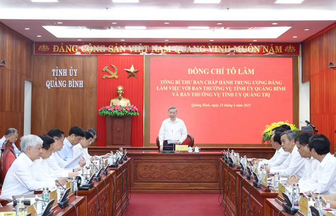 El secretario general del Partido Comunista de Vietnam, To Lam. habla en la reunión. (Foto: VNA) vna-potal-tong-bi-thu-to-lam-lam-viec-voi-hai-ban-thuong-vu-tinh-uy-quang-binh-va-quang-tri-8112236.jpg