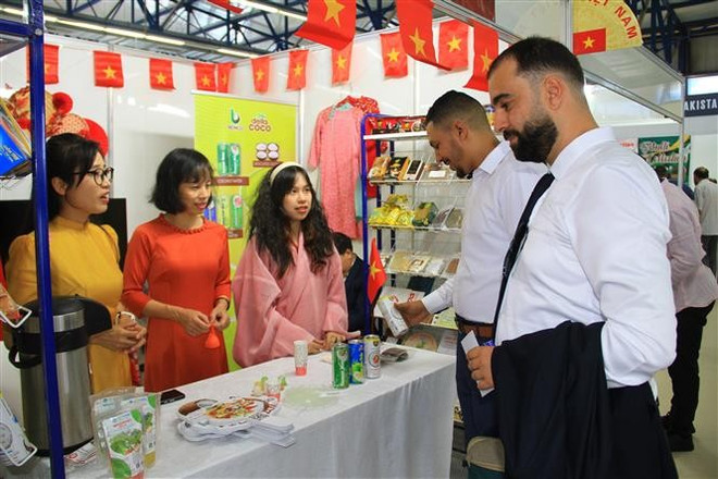 Visistantes en el pabellón de Vietnam. (Foto: VNA) vna-potal-quang-ba-san-pham-viet-tai-hoi-cho-quoc-te-algiers-2025-8111437.jpg