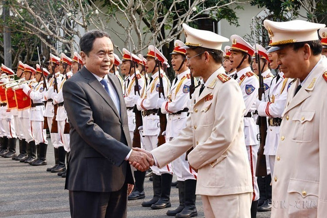 El presidente de la Asamblea Nacional, Tran Thanh Man, felicita a la Policía de la ciudad de Can Tho el 20 de enero de 2025. Foto: Doan Tan - VNA vna-potal-80-nam-cong-an-nhan-dan-viet-nam-vi-nuoc-quen-than-vi-dan-phuc-vu-8196476.jpg